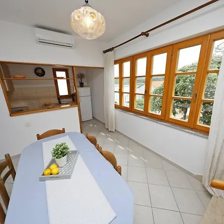 Knez - Relaxing Near The Sea On Affittacamere 3*