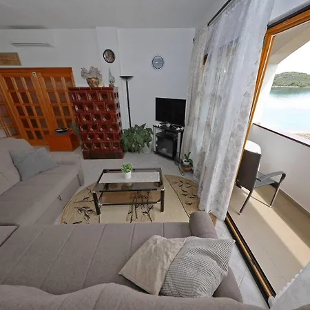 Knez - Relaxing Near The Sea On Affittacamere 3*