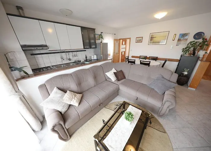 Knez - Relaxing Near The Sea On Affittacamere Mali Iž