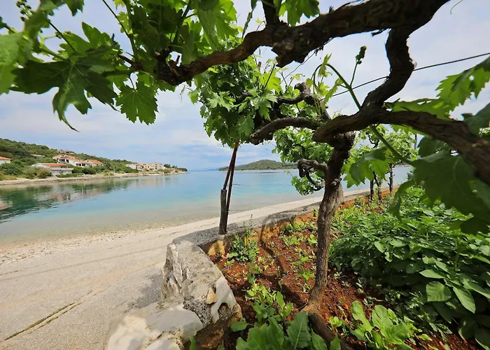 Knez - Relaxing Near The Sea On Affittacamere Mali Iž