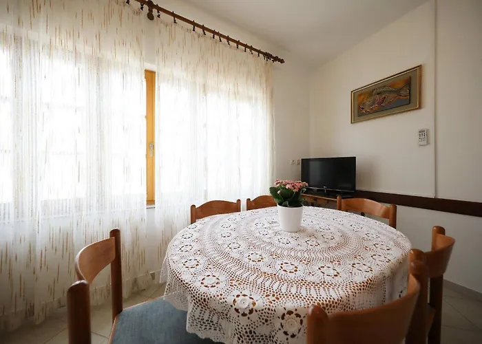 Knez - Relaxing Near The Sea On 3* Mali Iz